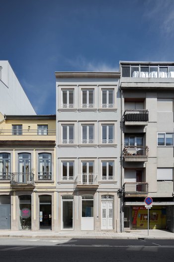 Fachada do edifício da Rua Antero de Quental 138, no Porto
